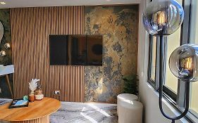 Harbour-View Waterfront Apartment